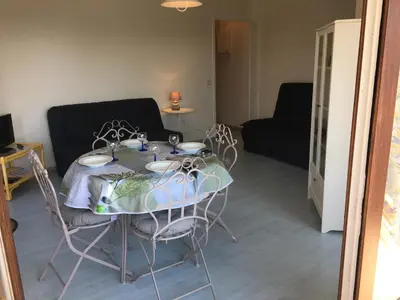 Coin salon dans l'établissement Grand studio en hyper-centre de Cabourg avec balcon, proche plage, parking, et prestations disponibles - FR-1-487-327