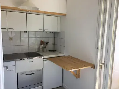 Cuisine ou kitchenette dans l'établissement Grand studio en hyper-centre de Cabourg avec balcon, proche plage, parking, et prestations disponibles - FR-1-487-327
