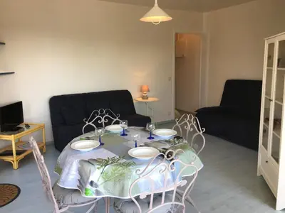 Coin salon dans l'établissement Grand studio en hyper-centre de Cabourg avec balcon, proche plage, parking, et prestations disponibles - FR-1-487-327