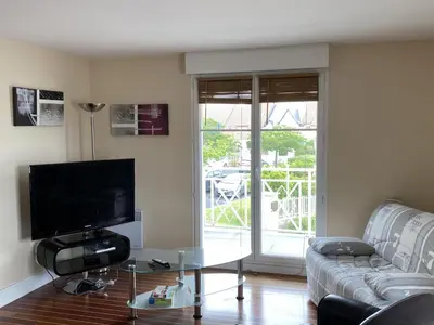 Télévision ou salle de divertissement dans l'établissement Appartement 3 pièces calme avec ascenseur à Dives-sur-Mer - FR-1-487-319