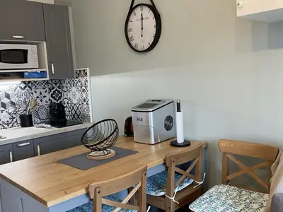 Cuisine ou kitchenette dans l'établissement Appartement rénové proche plage et thalasso, 2 pièces, balcon, Wifi, TV, équipements bébé - Cabourg - FR-1-487-322