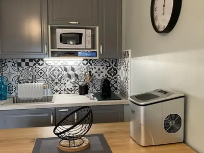 Cuisine ou kitchenette dans l'établissement Appartement rénové proche plage et thalasso, 2 pièces, balcon, Wifi, TV, équipements bébé - Cabourg - FR-1-487-322