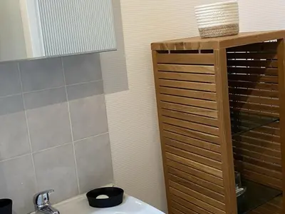 Salle de bains dans l'établissement Appartement rénové proche plage et thalasso, 2 pièces, balcon, Wifi, TV, équipements bébé - Cabourg - FR-1-487-322