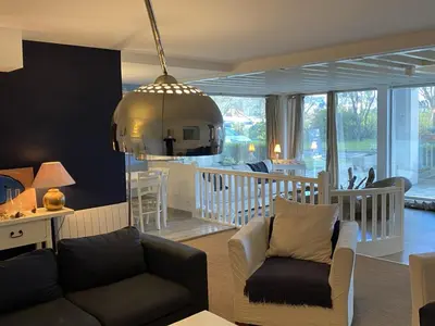 Coin salon dans l'établissement Grand Duplex en Front de Mer avec 3 Chambres, Animaux Acceptés, Equipements Complets, Cabourg - FR-1-487-321