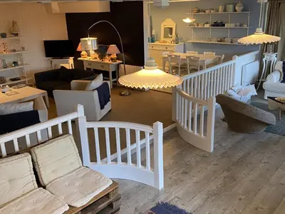 Coin salon dans l'établissement Grand Duplex en Front de Mer avec 3 Chambres, Animaux Acceptés, Equipements Complets, Cabourg - FR-1-487-321