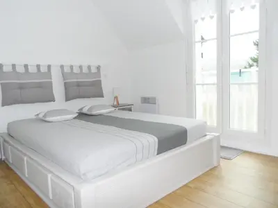 Un ou plusieurs lits dans un hébergement de l'établissement Cottage 3 Pièces Avec Jardin Privatif Sud, Parking, Piscine - Proche Port Guillaume - FR-1-487-320
