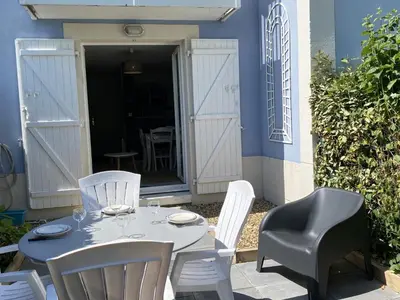 Coin salon dans l'établissement Cottage 3 Pièces Avec Jardin Privatif Sud, Parking, Piscine - Proche Port Guillaume - FR-1-487-320
