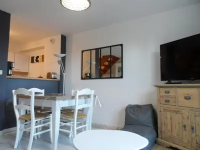 Télévision ou salle de divertissement dans l'établissement Cottage 3 Pièces Avec Jardin Privatif Sud, Parking, Piscine - Proche Port Guillaume - FR-1-487-320