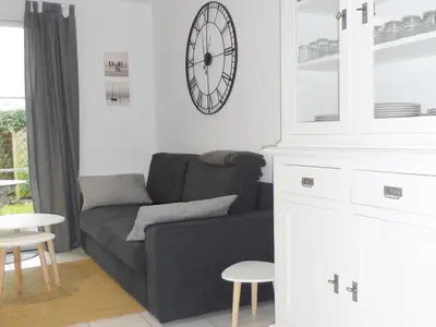Coin salon dans l'établissement Cottage 3 Pièces Avec Jardin Privatif Sud, Parking, Piscine - Proche Port Guillaume - FR-1-487-320