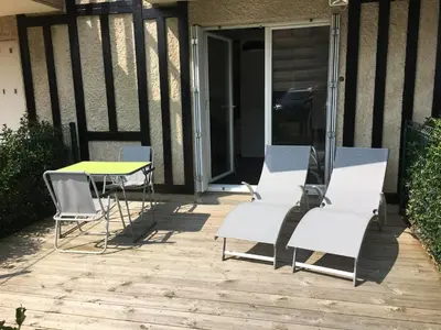 Balcon ou terrasse dans l'établissement Studio Front de Mer avec Terrasse et Accès Direct Plage à Merville-Franceville - FR-1-487-329