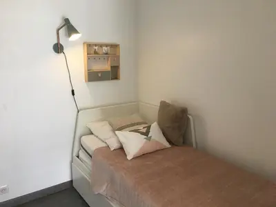 Un ou plusieurs lits dans un hébergement de l'établissement Studio Front de Mer avec Terrasse et Accès Direct Plage à Merville-Franceville - FR-1-487-329