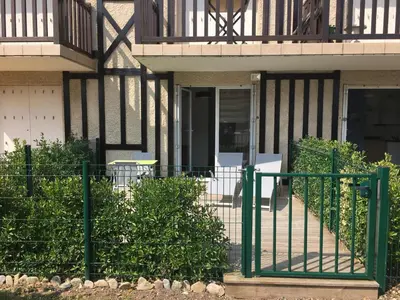 Balcon ou terrasse dans l'établissement Studio Front de Mer avec Terrasse et Accès Direct Plage à Merville-Franceville - FR-1-487-329
