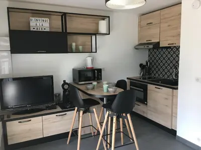 Cuisine ou kitchenette dans l'établissement Studio Front de Mer avec Terrasse et Accès Direct Plage à Merville-Franceville - FR-1-487-329