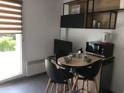 Cuisine ou kitchenette dans l'établissement Studio Front de Mer avec Terrasse et Accès Direct Plage à Merville-Franceville - FR-1-487-329