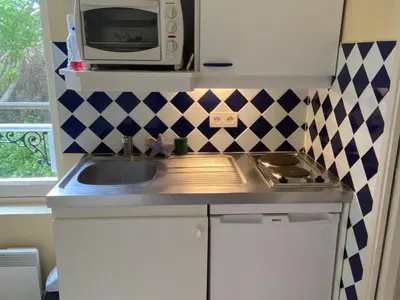 Cuisine ou kitchenette dans l'établissement Studio à 50m de la plage à Cabourg pour 3 pers. - FR-1-487-330