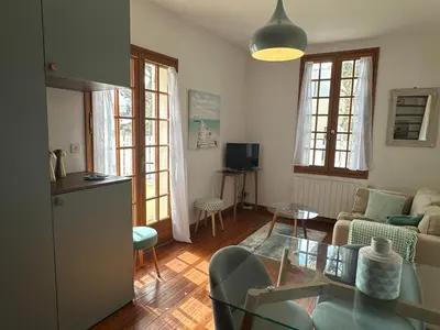 Télévision ou salle de divertissement dans l'établissement Maison Cozy au Coeur de Cabourg avec Terrasse, Proche Plage, pour 4 Pers., Animaux Acceptés - FR-1-487-328