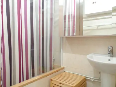 Salle de bains dans l'établissement Maison Cozy au Coeur de Cabourg avec Terrasse, Proche Plage, pour 4 Pers., Animaux Acceptés - FR-1-487-328