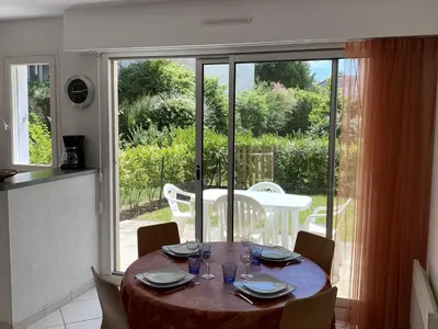 Jardin de l'établissement Cabourg : Studio Rez-de-Jardin Proche Plage, Animaux Acceptés, TV, Wi-Fi Optionnel - FR-1-487-331