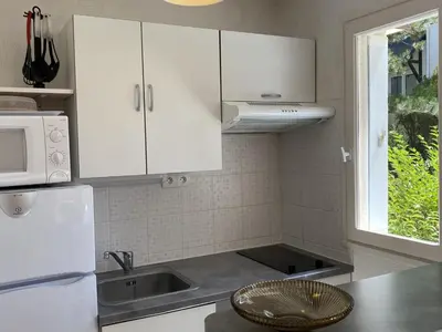 Cuisine ou kitchenette dans l'établissement Cabourg : Studio Rez-de-Jardin Proche Plage, Animaux Acceptés, TV, Wi-Fi Optionnel - FR-1-487-331