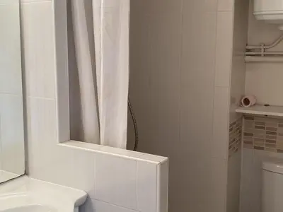 Salle de bains dans l'établissement Cabourg : Studio Rez-de-Jardin Proche Plage, Animaux Acceptés, TV, Wi-Fi Optionnel - FR-1-487-331