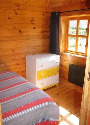 Un ou plusieurs lits dans un hébergement de l'établissement bord de mer, chalet en bois