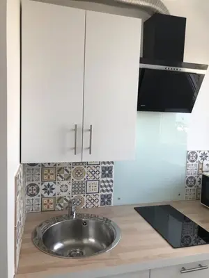 Cuisine ou kitchenette dans l'établissement Joli studio Résidence Villa Sévigné à Caen