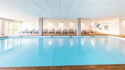 Piscine de l'établissement Vacancéole - Les Chambres de la Baie ou située à proximité