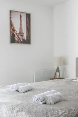Un ou plusieurs lits dans un hébergement de l'établissement Quijote, Maison moderne avec terrasse à Caen