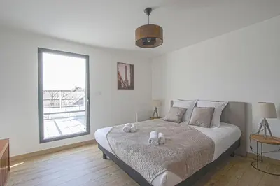Un ou plusieurs lits dans un hébergement de l'établissement Quijote, Maison moderne avec terrasse à Caen