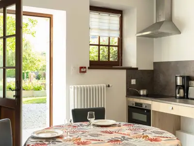 Cuisine ou kitchenette dans l'établissement Junior Suite Triple PMR Résidentielle avec cuisine au Manoir de Mathan à Crépon 5mn d'Arromanches et 10 mn de Bayeux