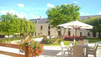 Jardin de l'établissement Junior Suite Triple PMR Résidentielle avec cuisine au Manoir de Mathan à Crépon 5mn d'Arromanches et 10 mn de Bayeux