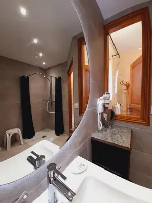 Salle de bains dans l'établissement Junior Suite Triple PMR Résidentielle avec cuisine au Manoir de Mathan à Crépon 5mn d'Arromanches et 10 mn de Bayeux
