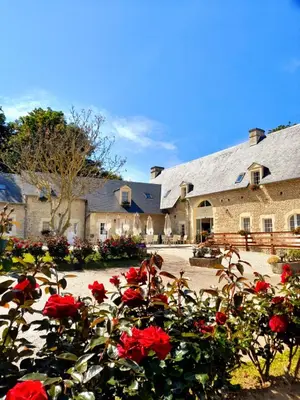 Jardin de l'établissement Junior Suite Triple PMR Résidentielle avec cuisine au Manoir de Mathan à Crépon 5mn d'Arromanches et 10 mn de Bayeux