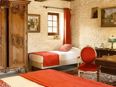 Un ou plusieurs lits dans un hébergement de l'établissement Junior Suite Triple PMR Résidentielle avec cuisine au Manoir de Mathan à Crépon 5mn d'Arromanches et 10 mn de Bayeux