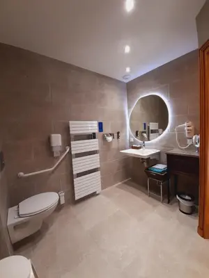 Salle de bains dans l'établissement Junior Suite Triple PMR Résidentielle avec cuisine au Manoir de Mathan à Crépon 5mn d'Arromanches et 10 mn de Bayeux