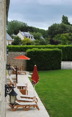 Jardin de l'établissement Appartement Prestige Résidentiel 3 chambres 3 salles de bain au Manoir de Mathan à Crépon 5 mn d'Arromanches et 10 mn de Bayeux