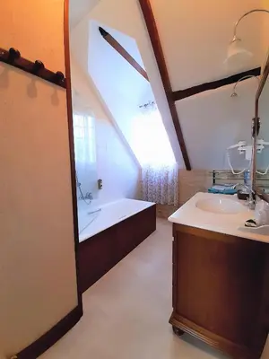 Salle de bains dans l'établissement Appartement Prestige Résidentiel 3 chambres 3 salles de bain au Manoir de Mathan à Crépon 5 mn d'Arromanches et 10 mn de Bayeux