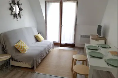 Coin salon dans l'établissement Apt With Balcony At 350 m From The Beach