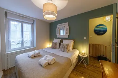 Un ou plusieurs lits dans un hébergement de l'établissement Charmante maison pêcheur - 50m mer