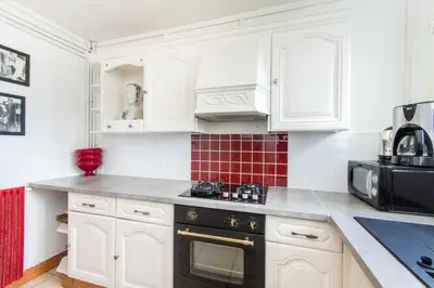 Cuisine ou kitchenette dans l'établissement Appartement charmant au cœur de Caen - 70 m² - Parking inclus