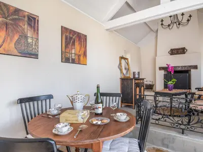 Coin salon dans l'établissement Holiday Home Cottage du Hamel es Clos by Interhome