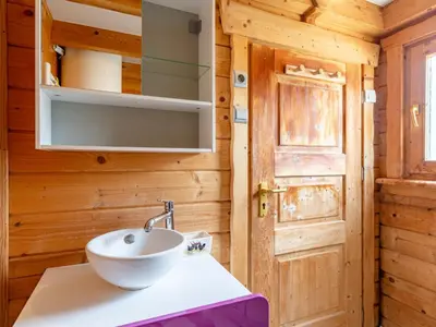 Salle de bains dans l'établissement Chalet Le Chamalo by Interhome