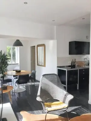 Cuisine ou kitchenette dans l'établissement Appartement moderne à Granville - 55 m² - Vue sur mer