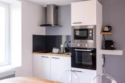Cuisine ou kitchenette dans l'établissement Jolie maison proche centre-ville et plages