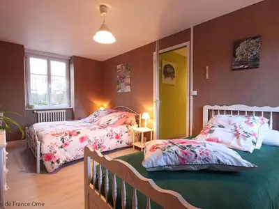 Un ou plusieurs lits dans un hébergement de l'établissement Grande maison familiale avec jardin et animaux acceptés près de la voie verte - FR-1-497-132