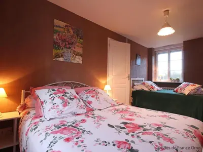 Un ou plusieurs lits dans un hébergement de l'établissement Grande maison familiale avec jardin et animaux acceptés près de la voie verte - FR-1-497-132