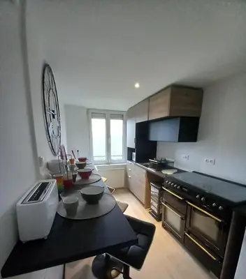 Cuisine ou kitchenette dans l'établissement Hyper centre, appart F2 refait à neuf (TV+++)