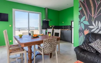 Cuisine ou kitchenette dans l'établissement Babord, appt avec terrasse et vue mer