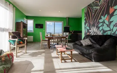 Coin salon dans l'établissement Babord, appt avec terrasse et vue mer