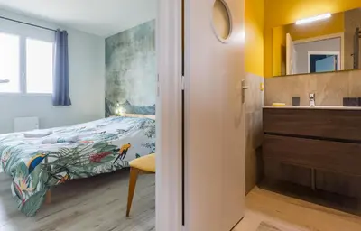 Un ou plusieurs lits dans un hébergement de l'établissement Tribord, appt avec terrasse et vue mer, parking